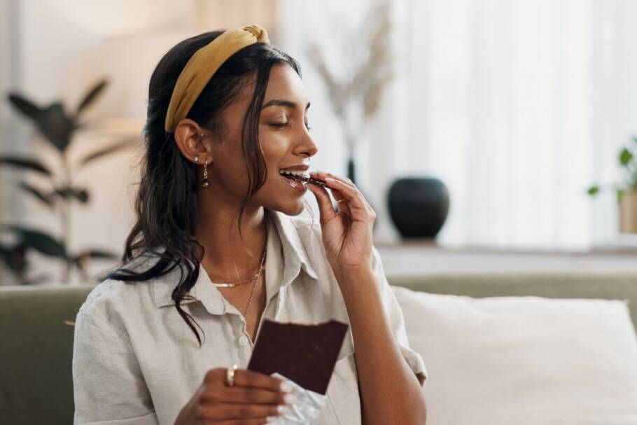 Saborear devagar o chocolate ajuda o corpo a reconhecer os sinais de saciedade (Imagem: PeopleImages | Shutterstock)