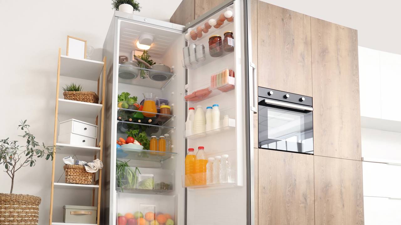 O erro comum que estraga seu leite: entenda por que a porta da geladeira é instável e como recipientes de vidro ajudam no frescor dos alimentos em 2026.