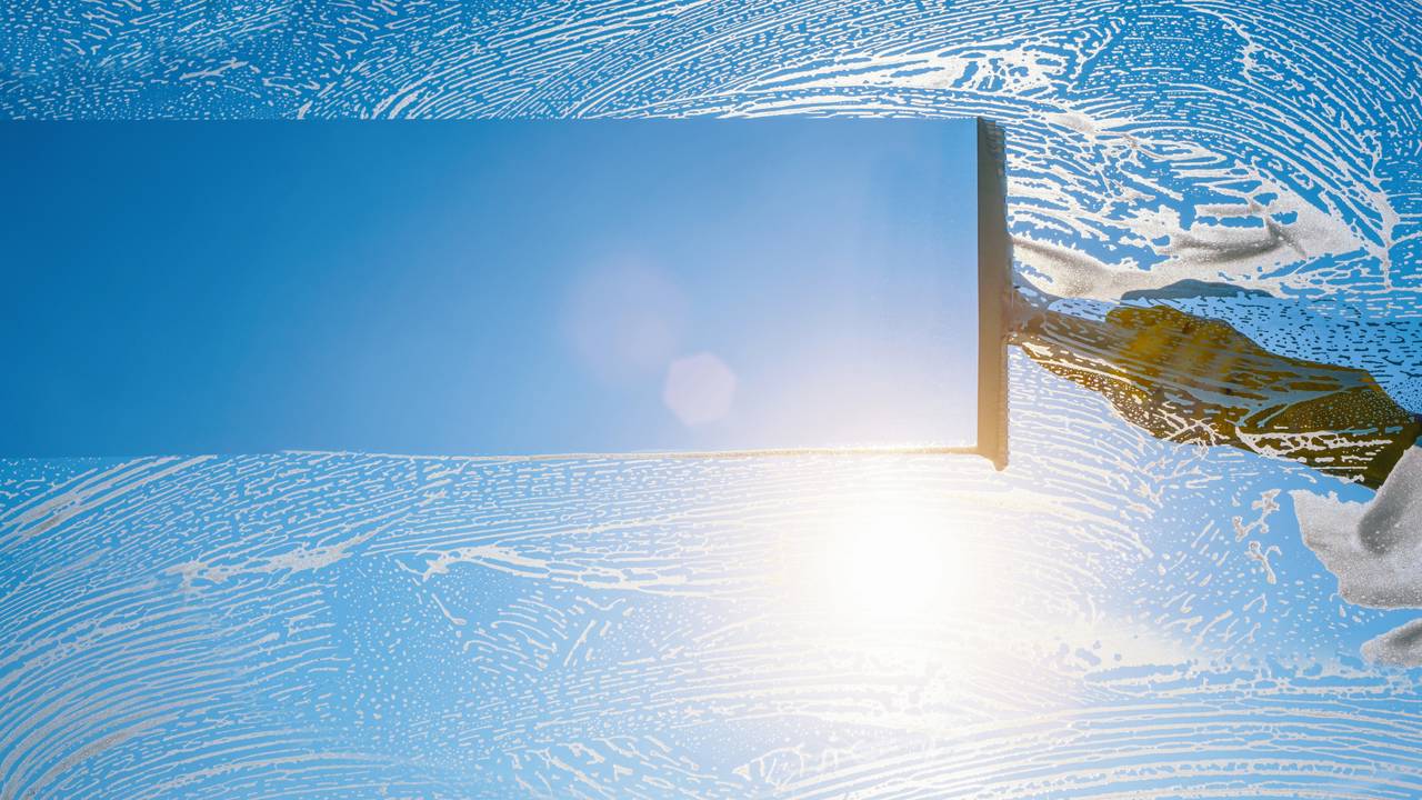 Sabia que a mesma mistura para casa serve para os vidros do carro? Confira as proporções exatas para remover gordura e poeira, garantindo visibilidade total em qualquer superfície.