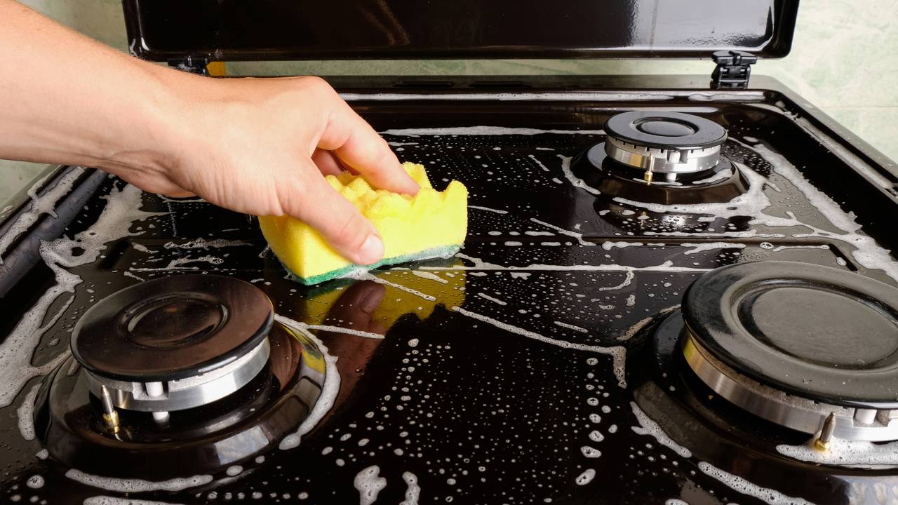 Pare de usar esponjas de aço que destroem o esmalte do seu fogão. Confira o segredo para remover crostas de comida com suavidade e mantenha tudo impecável hoje.