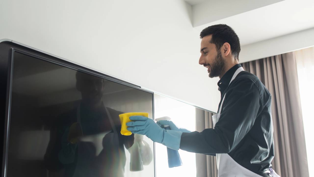 Pano de microfibra vs. Papel toalha: qual a melhor forma de tirar marcas de dedo da televisão?