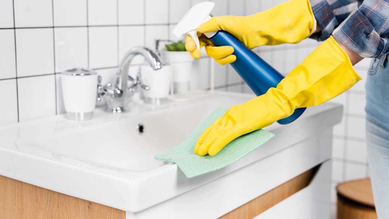 Seu banheiro pode ser um refúgio livre de umidade e infiltrações. Saiba como o truque do vinagre branco e a troca do silicone protegem sua casa com economia.