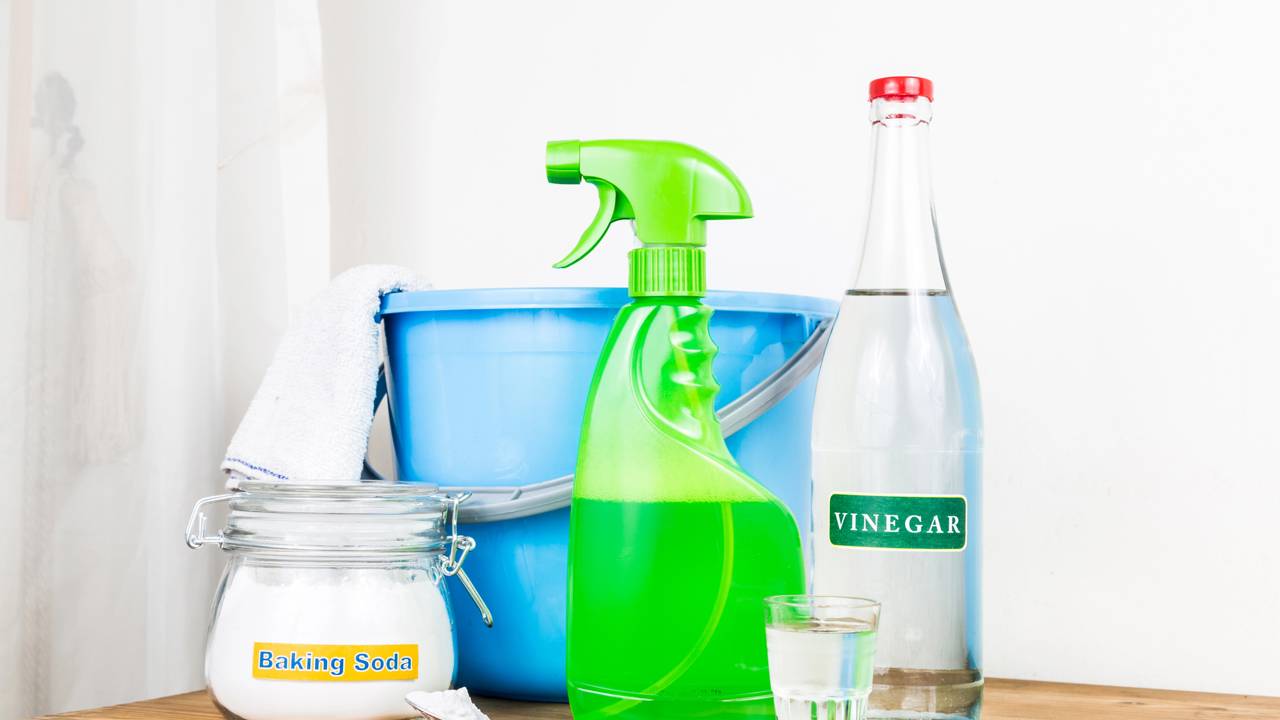 Limpeza pesada de cozinha simplificada: veja como o vinagre e o bicarbonato protegem seu mobiliário e garantem um ambiente impecável no seu lar moderno.
