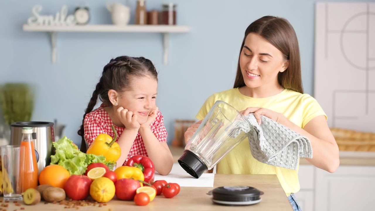 Pare de esfregar e arriscar seus dedos nas lâminas. Conheça a técnica rápida com água morna que vai transformar completamente a sua rotina na cozinha.
