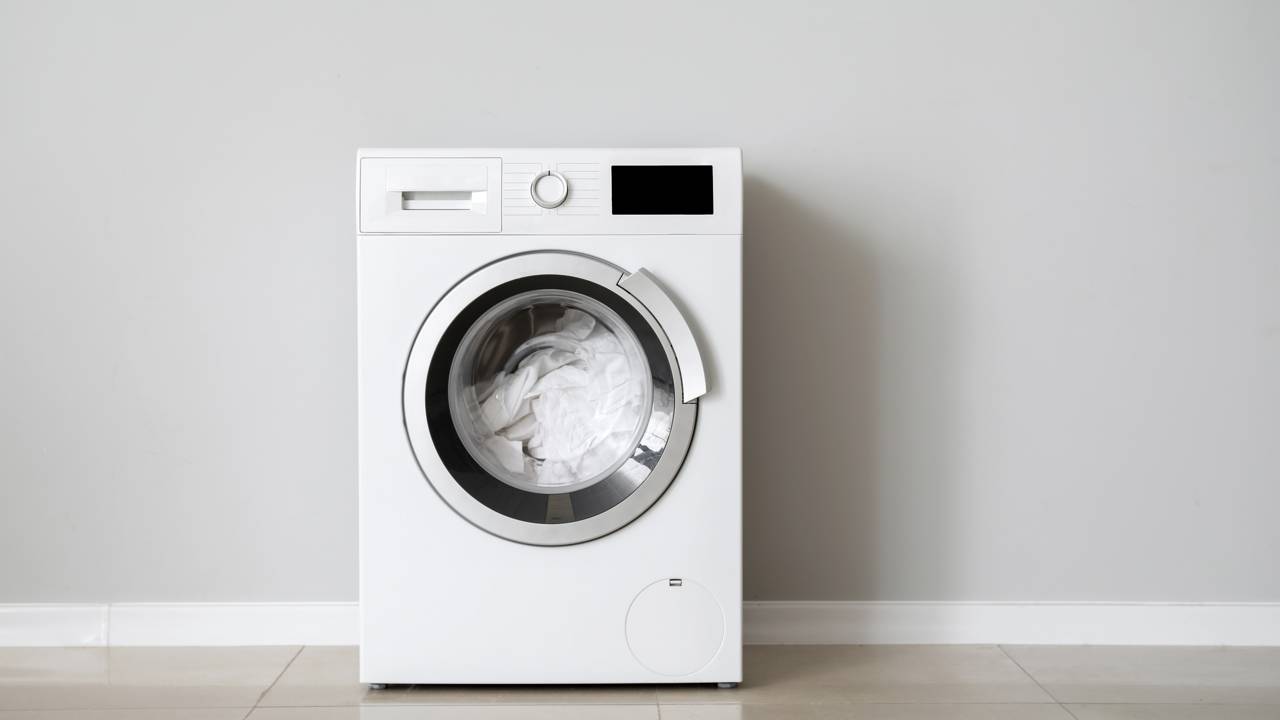 A manutenção preventiva caseira custa menos de R$ 10,00 e evita visitas técnicas caras. Confira o passo a passo para higienizar o tambor e a borracha de vedação.