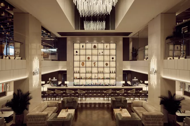 O charmoso Lobby Bar do navio Explora II, da Explora Journeys