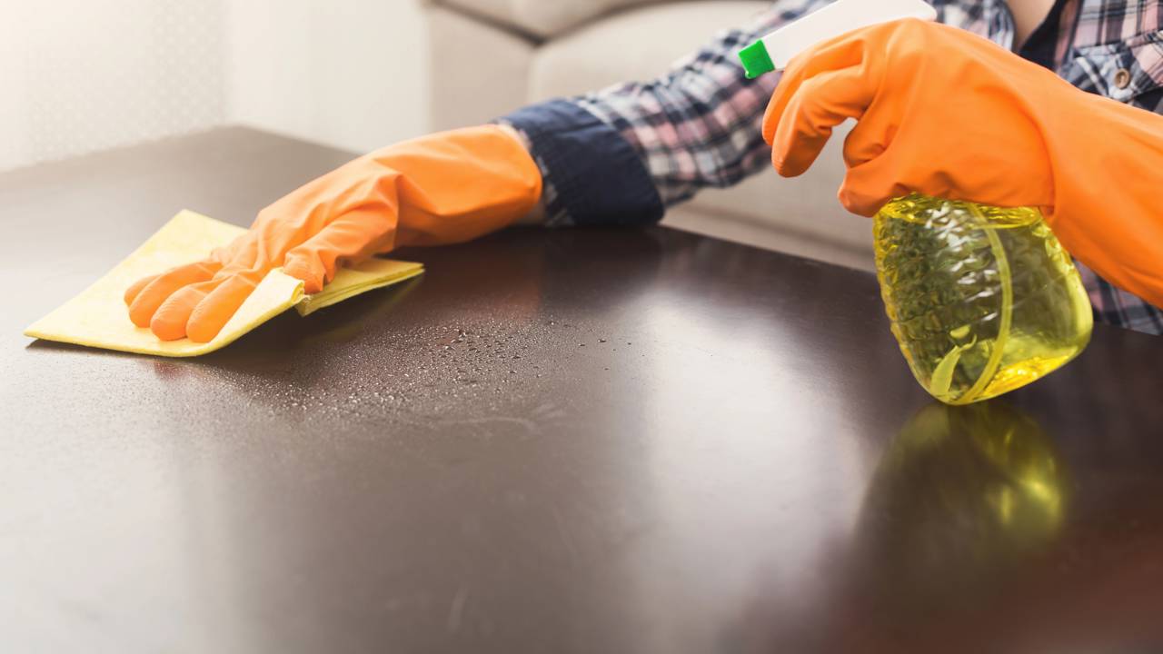 O limão pode manchar seu móvel? Conheça os cuidados essenciais ao usar misturas cítricas na madeira e aprenda o passo a passo para aplicar o óleo de coco sem deixar a superfície engordurada.