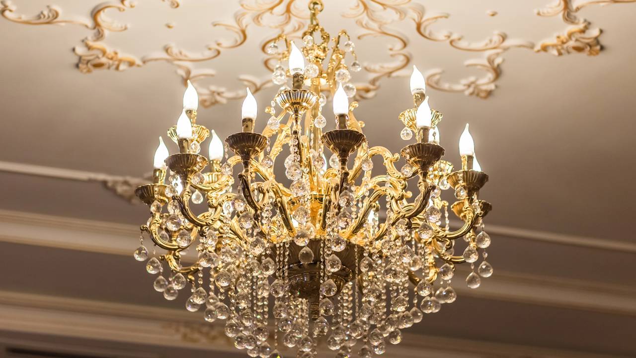 Guia rápido de iluminação em 2 minutos. Saiba como planejar pontos de luz para salas, cozinhas e quartos, garantindo uma casa mais funcional, produtiva e aconchegante.