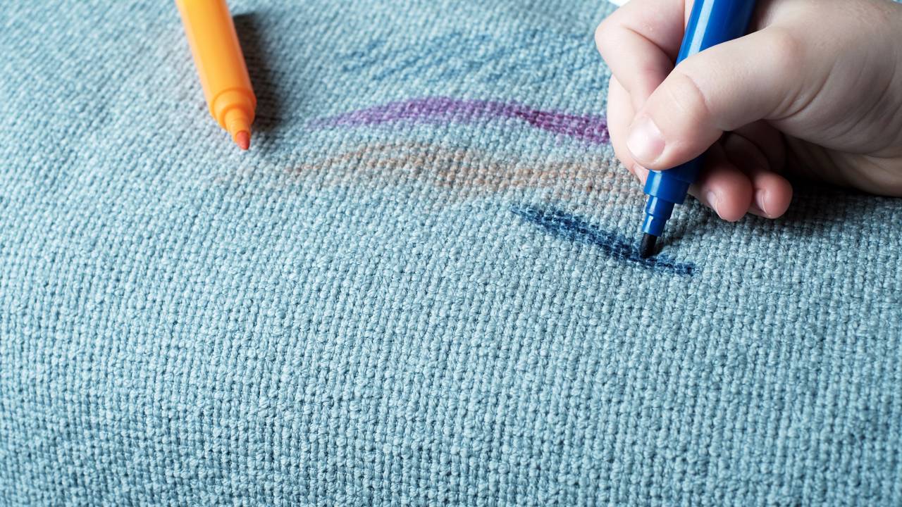 Mancha de caneta em tecido delicado: quando o spray de cabelo pode ser um risco para o móvel.
