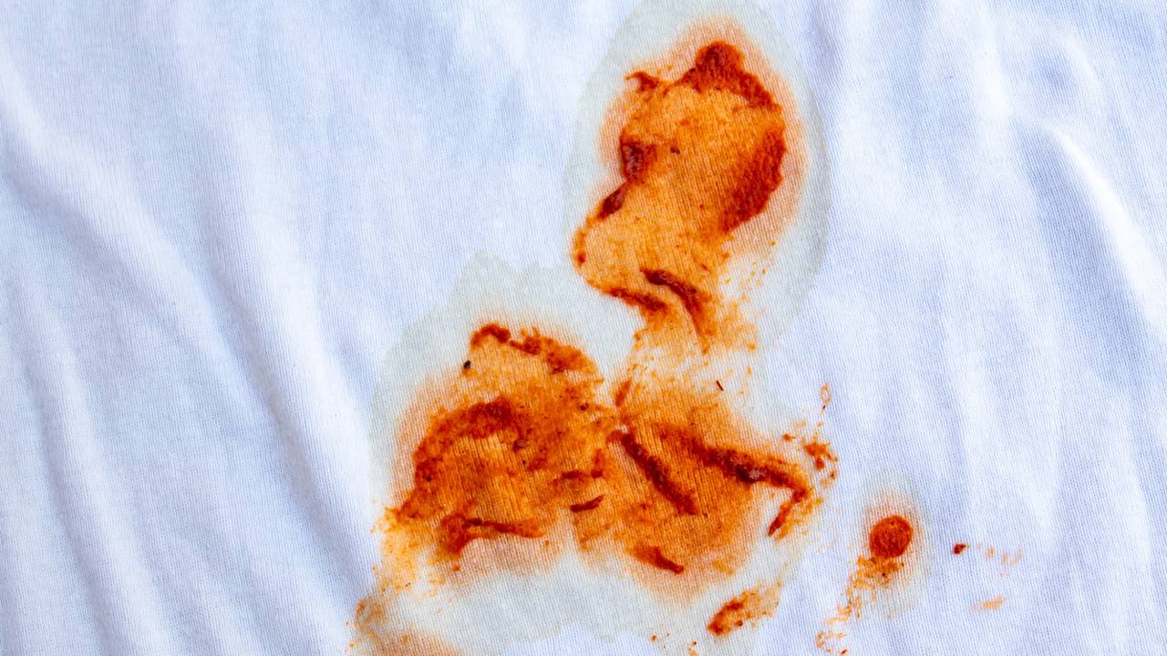 Pare de danificar seus tecidos favoritos com esfregação excessiva. Confira o segredo para tratar manchas de maquiagem e comida antes mesmo de ligar a máquina de lavar.