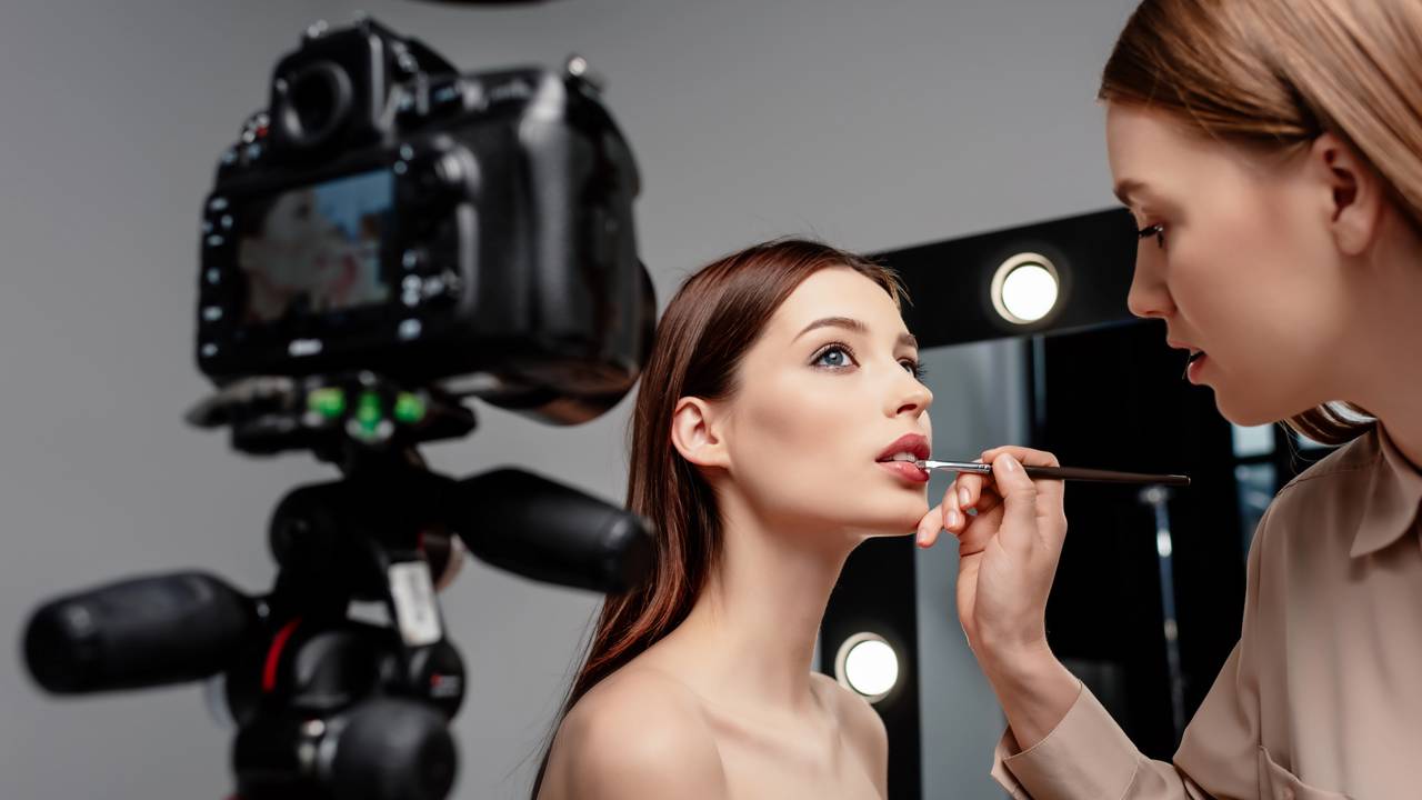 Maquiagem de R$ 120 ou R$ 600: qual a real diferença? Entenda os fatores que influenciam o preço do maquiador, desde os produtos utilizados até a experiência em fotografia e vídeo.