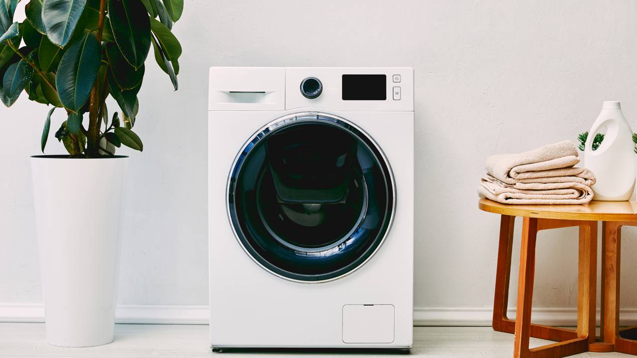 O segredo de uma lavanderia silenciosa: veja como usar um nível de bolha para estabilizar sua máquina e proteger seu piso.