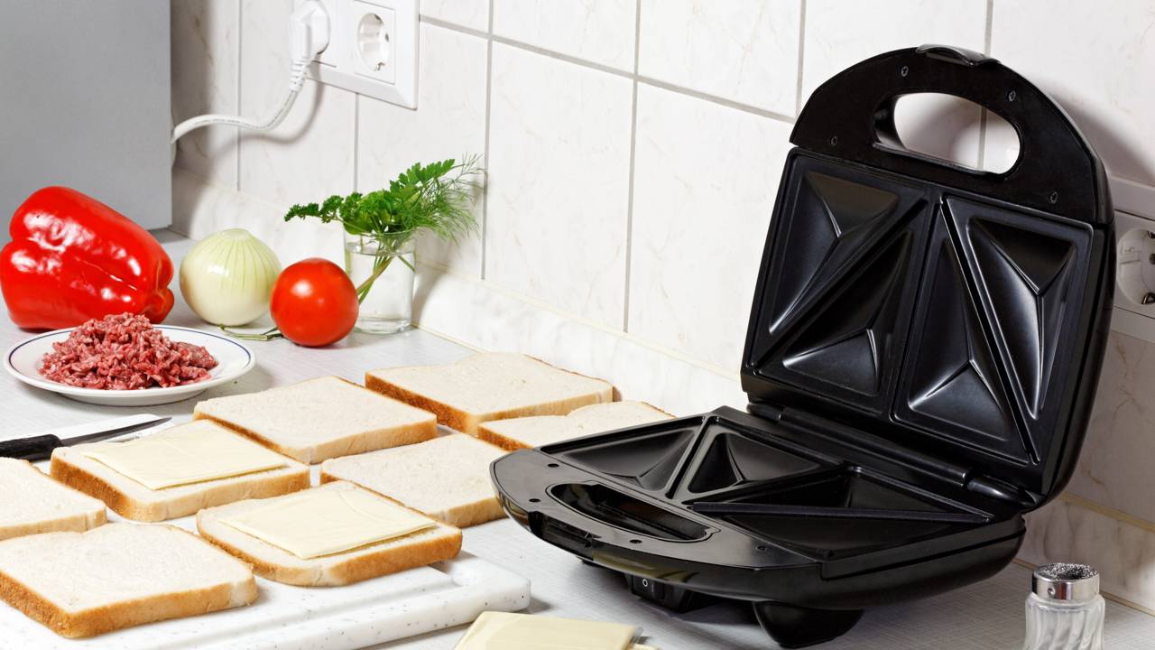 Eu odiava limpar queijo derretido até descobrir o truque do papel manteiga. Veja como eu faço misto-quente sem sujar a sanduicheira!