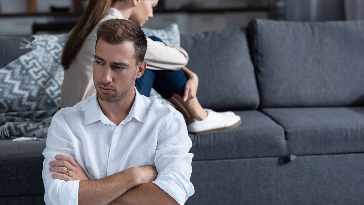 Você sabia que o “recolhimento defensivo” é uma resposta comum ao estresse masculino? Saiba o que o silêncio dele diz sobre o que ele não consegue verbalizar agora.