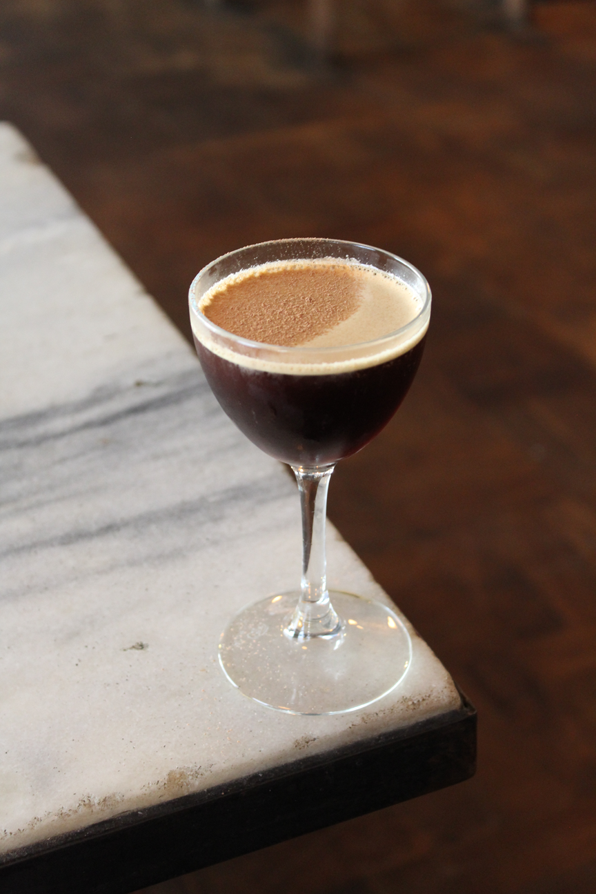 O Martini de Chocolate (R$ 37), com licor de café Tia Maria, amaro Averna, café espresso, agrada quem aprecia o equilíbrio entre amargor e acidez e está de passagem pelo Orfeu