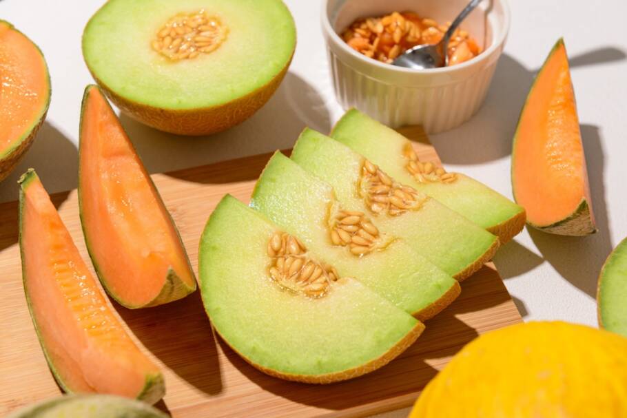 O melão se destaca como uma excelente opção para reforçar a hidratação do corpo (Imagem: Pixel-Shot | Shutterstock)