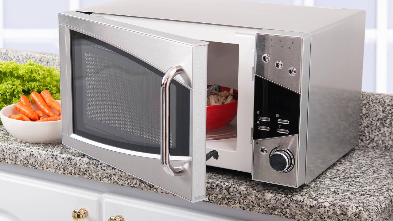 O erro comum ao fechar o micro-ondas logo após o uso que favorece o mau cheiro
