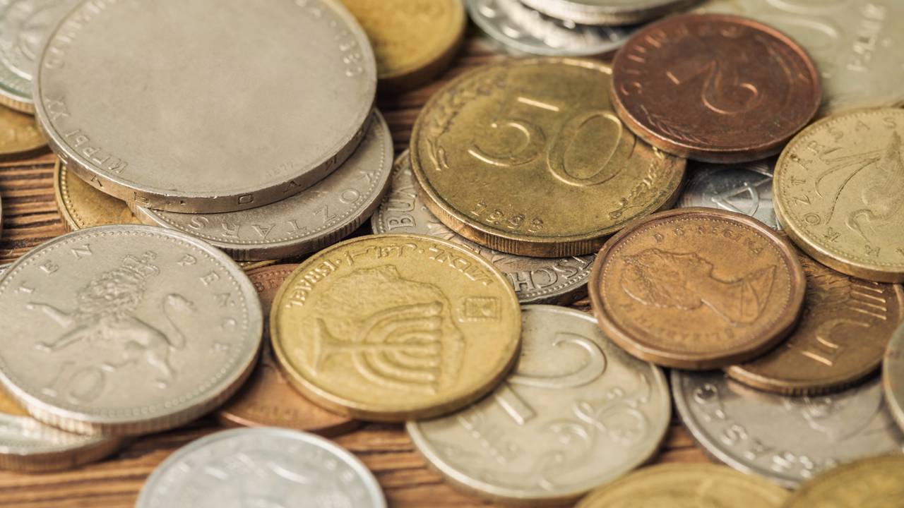 Transforme sua entrada em um imã de prosperidade. Veja como o ritual da moeda sob o tapete reforça seu planejamento financeiro e a assepsia do seu lar.