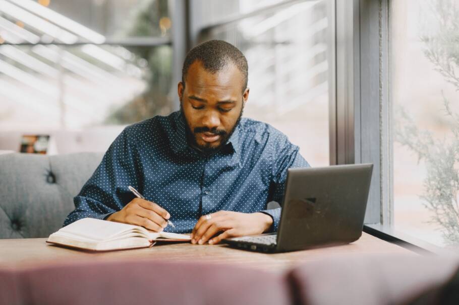 MOVER oferece 50 mil bolsas de idiomas gratuitas para pessoas negras