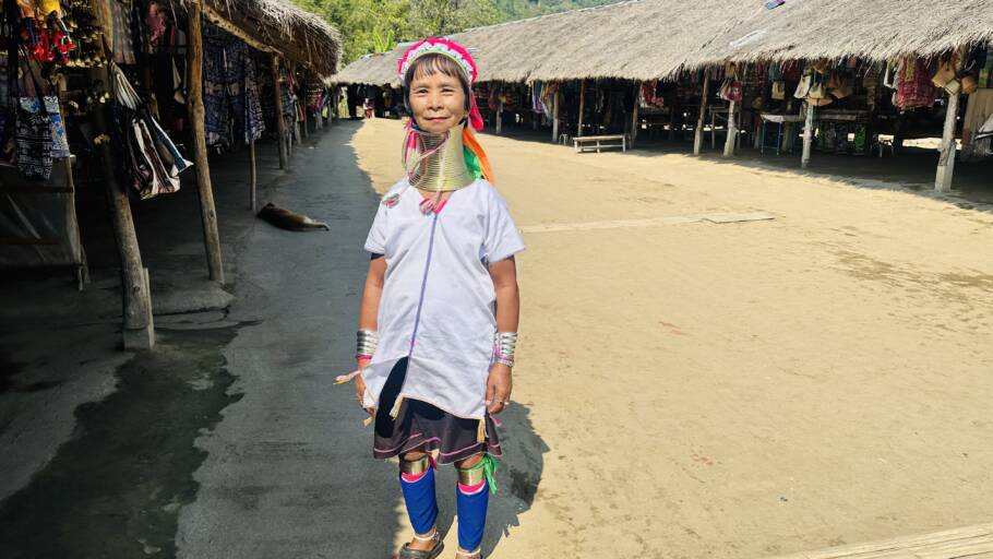 Karen: nome do grupo de mulheres conhecidas por mulheres-girafa,  refugiadas que usam colares de metal que chegam a pesar 6 kg