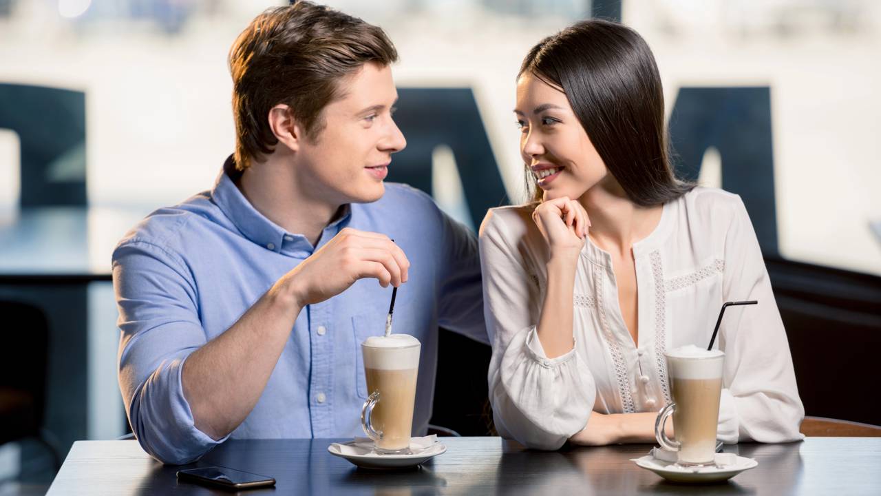 Amor planejado ou paixão decidida. Analisamos o que cada trajetória entrega de fato para você construir um relacionamento saudável, respeitoso e feliz.