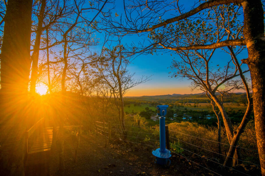 No outono o pôr do sol que ganha tons mais vibrantes