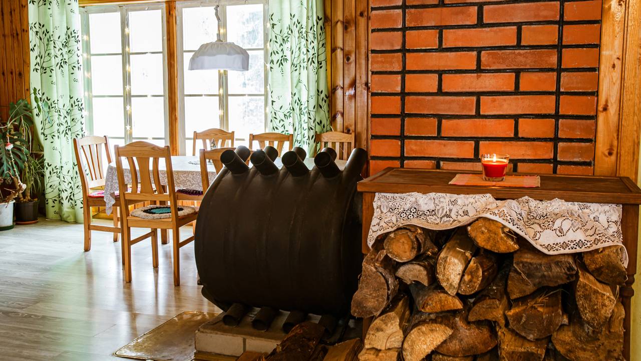 Entenda o mistério dos objetos que se movem em apenas 2 minutos. Aprenda técnicas rápidas de observação para identificar correntes de ar ou inclinações no piso.