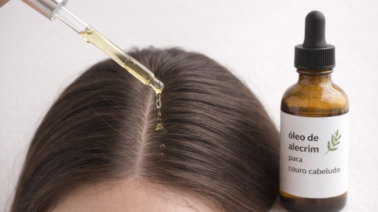 O óleo de alecrim auxilia contra a queda com uso constante e avaliação médica.