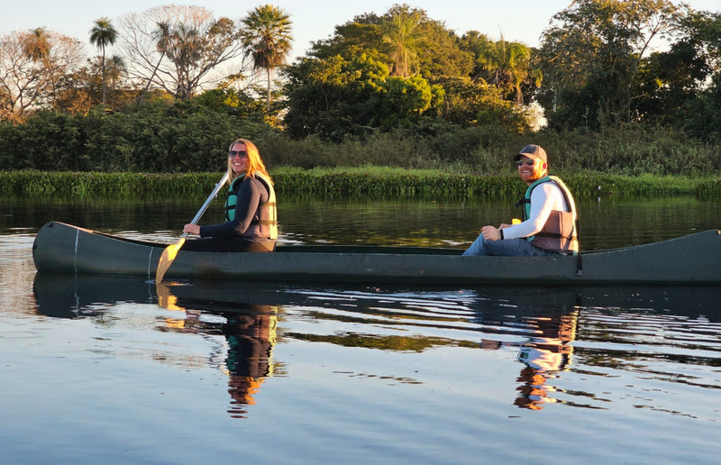 Na cheia, grande parte das áreas terrestres fica submersa e passeios fluviais se tornam uma ótima forma de explorar a regiã