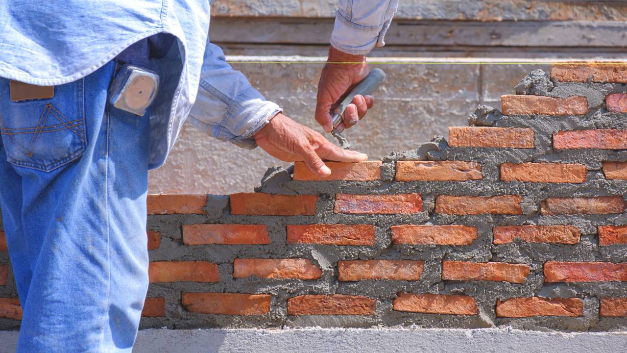 Diária de pedreiro na Bahia: valores regionais e dicas para uma contratação segura e transparente.