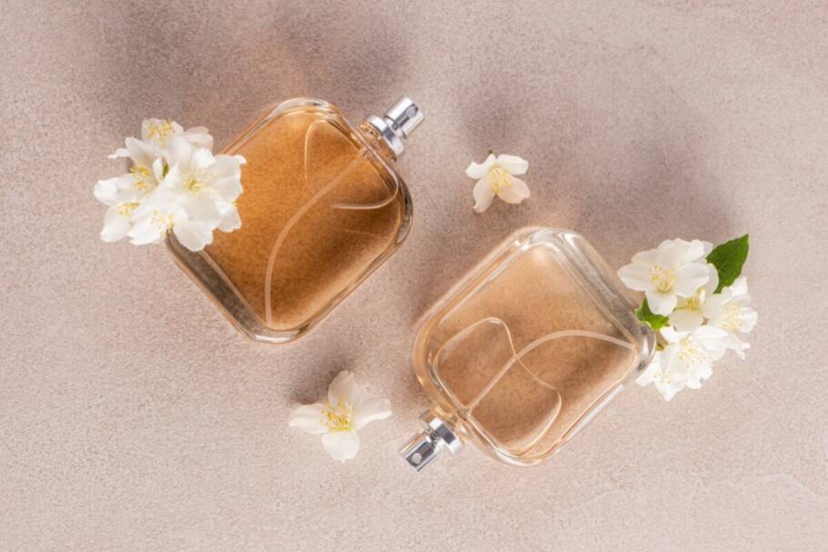 A combinação de flores clássicas com bases amadeiradas garante sofisticação e intensidade intermediária (Imagem: MarinaMos | Shutterstock)