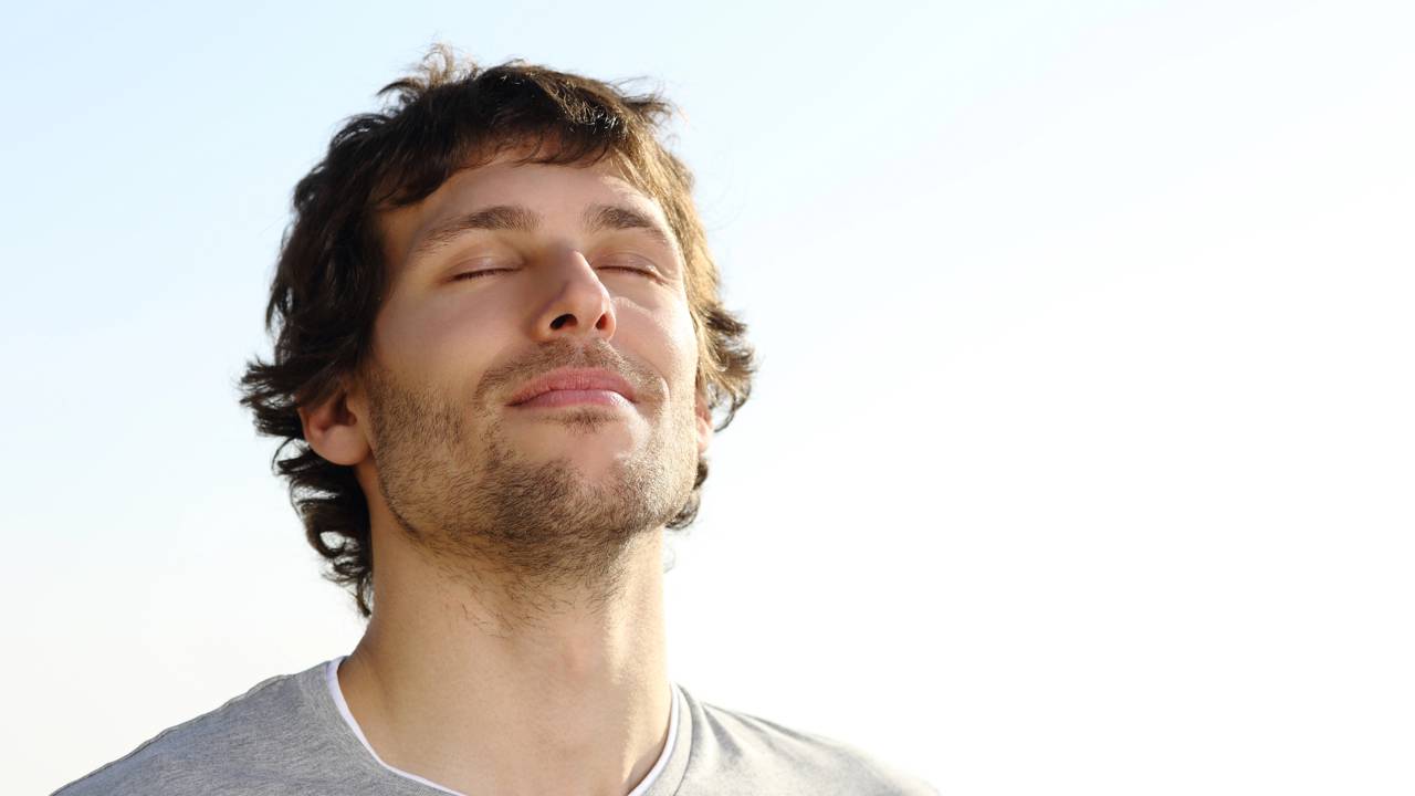 A ciência do suspiro: saiba como esse gesto simples oxigena o cérebro e reinicia seu sistema nervoso.