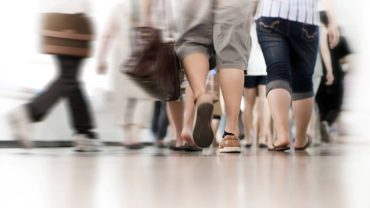 Aprenda a lidar com a necessidade de estar sempre ocupada em apenas 2 minutos. Veja estratégias simples para incluir pausas reais na sua rotina e cuidar da sua saúde mental.