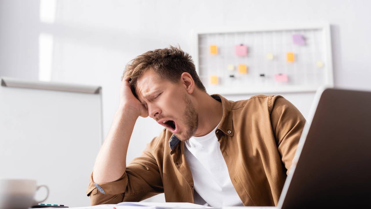 O conceito de Quarto de Caverna: descubra como o escuro absoluto e a distância de eletrônicos melhoram a qualidade do sono profundo e a saúde mental hoje.