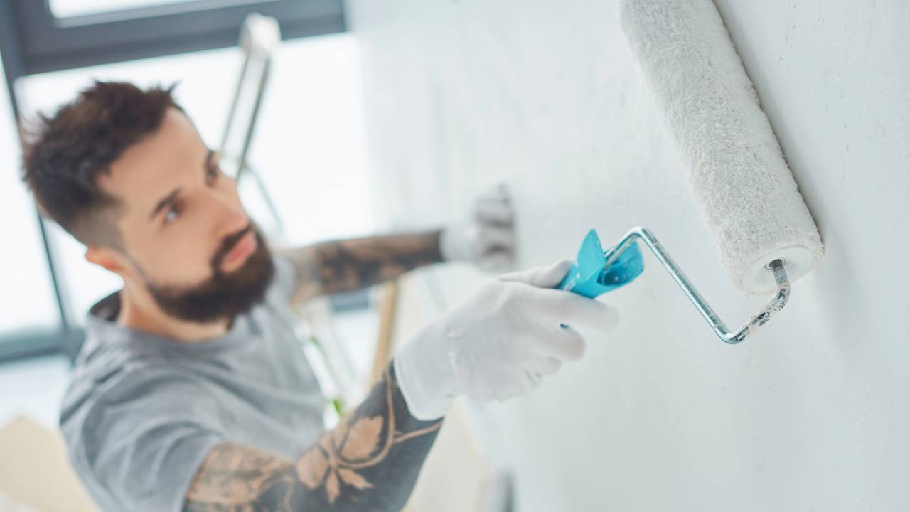 Você sabia que um apartamento vazio pode ser muito mais barato de pintar do que um mobiliado? Entenda como o estado do imóvel define o preço final do seu orçamento.