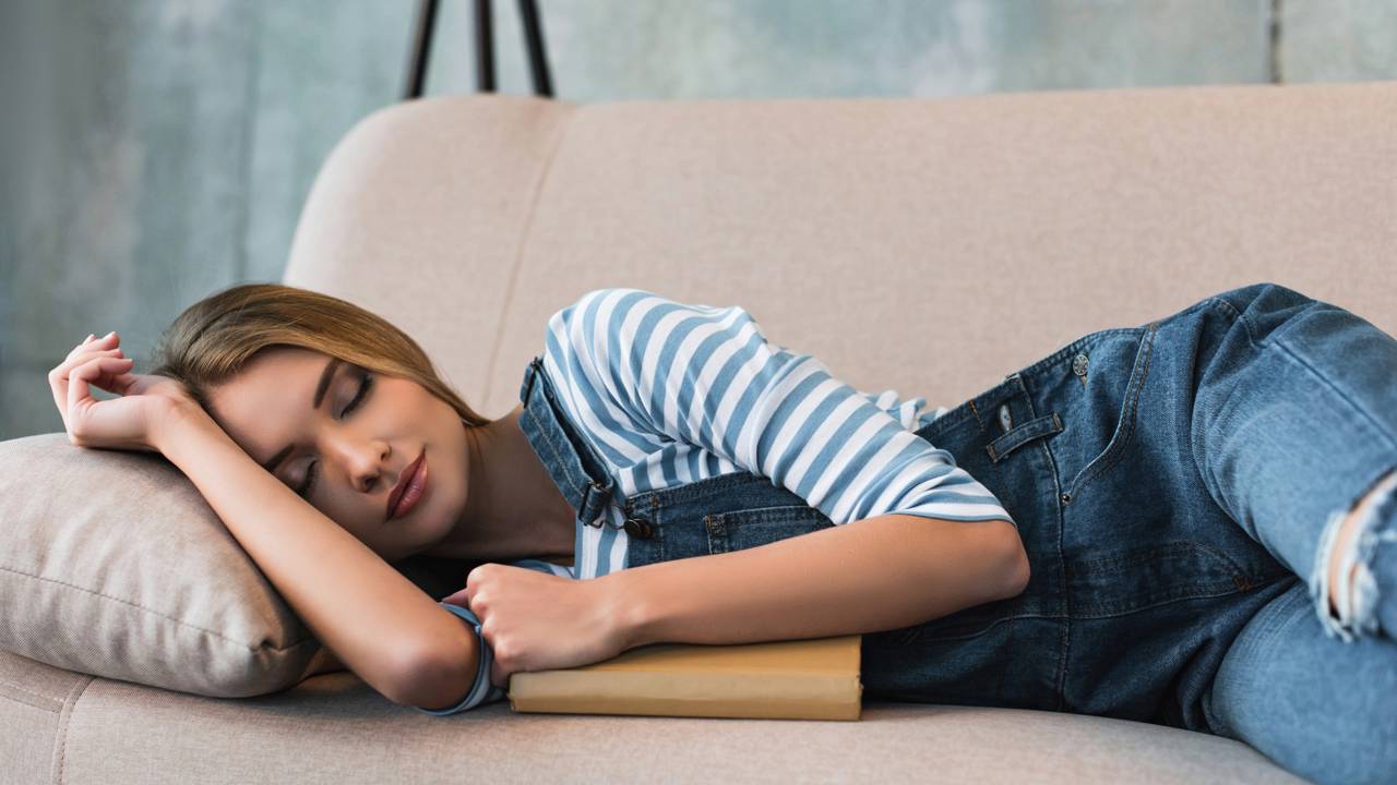 Não é um aviso sobrenatural, é exaustão! Entenda o que significa sonhar com a queda radical de cabelo e como blindar sua saúde mental hoje.