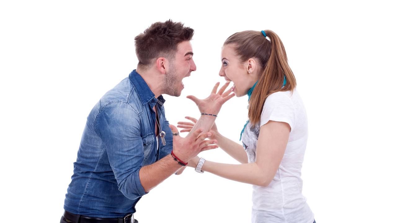 A ciência do xingamento: saiba como o sistema límbico domina a fala durante explosões de raiva e agressividade.