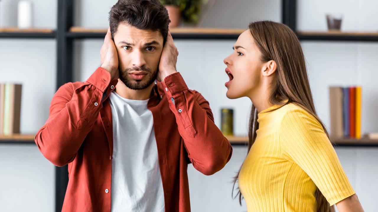 Sua teimosia é, na verdade, insegurança? Confira os 3 motivos psicológicos por trás da necessidade de controlar a conversa e saiba como a escuta ativa pode mudar sua vida.