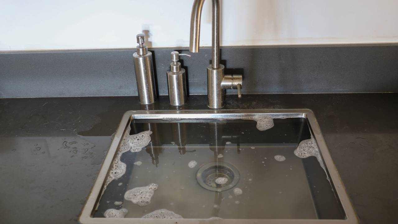 3 cuidados essenciais para não danificar seus canos ao desentupir a pia com calor.