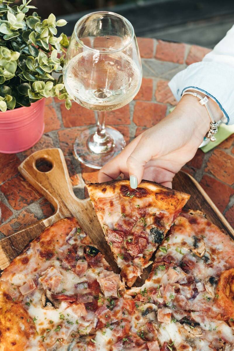 As pizzas preparadas em forno e com ingredientes frescos