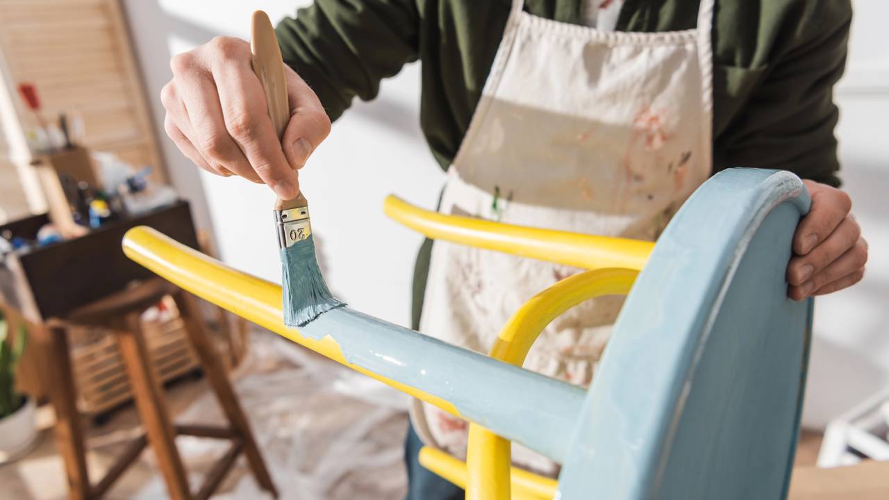 Móveis riscados e visual envelhecido na sala. Entenda como o truque da pintura correta renova sua decoração e devolve o brilho de loja para sua casa em 2026.