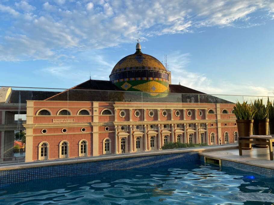 Vista do Teatro Amazonas a partir do rooftop do Juma Ópera