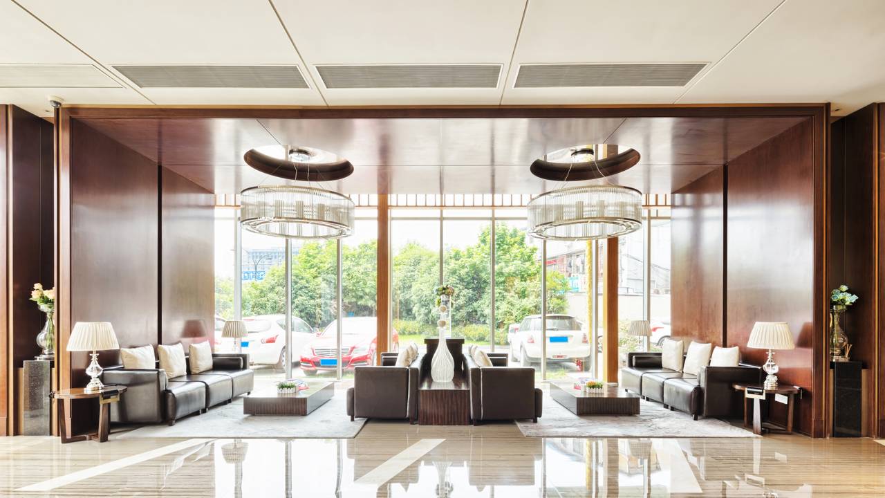 Porcelanato líquido ou tradicional? Compare preços, durabilidade e tempo de obra para decidir qual revestimento oferece o melhor custo-benefício para sua reforma.