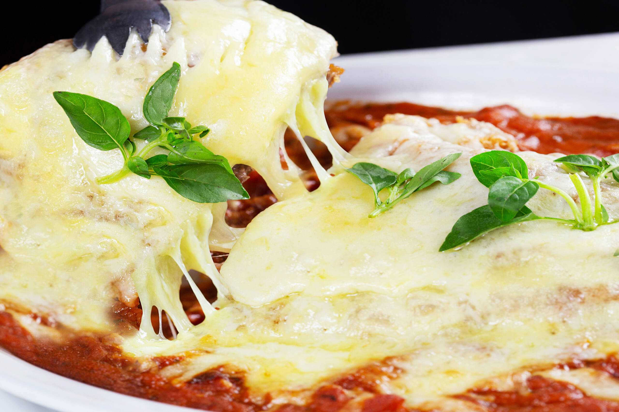 Parmegiana do 6, feito com filé-mignon empanado, molho ao sugo, mussarela gratinada, arroz e fritas (R$ 76)