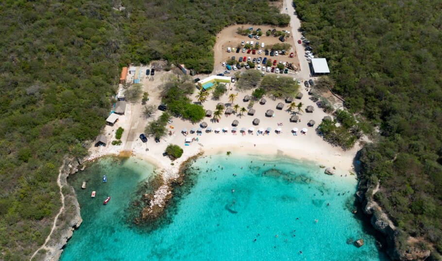 Vista aérea da praia de Daaibooi, que é pública