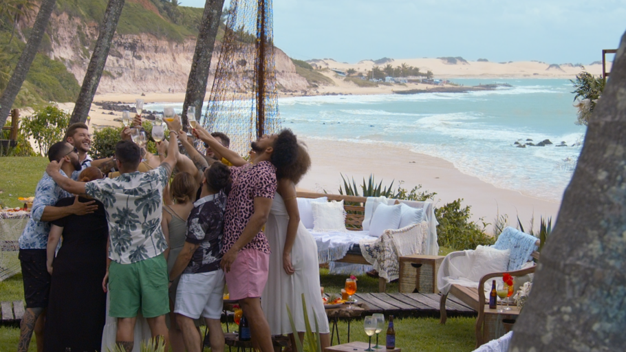 Cena de “Casamento às Cegas Brasil”, gravado na Praia do Madeiro, em Tibau do Sul (RN)