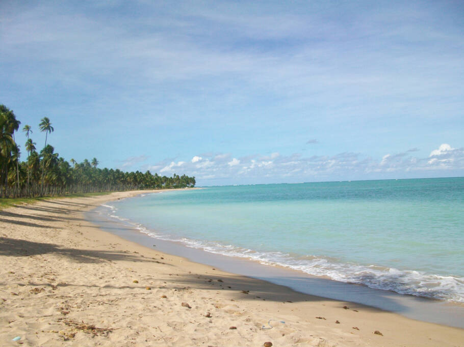 Vista da Praia do Patacho, paraíso de águas calmas, cristalinas e areias brancas