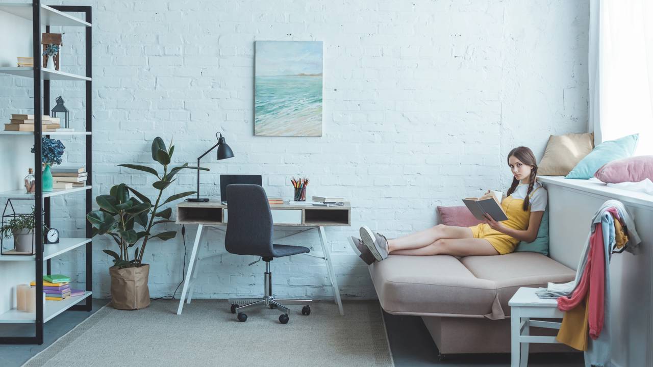 A importância do vazio na decoração: como dar leveza e sofisticação às suas prateleiras.