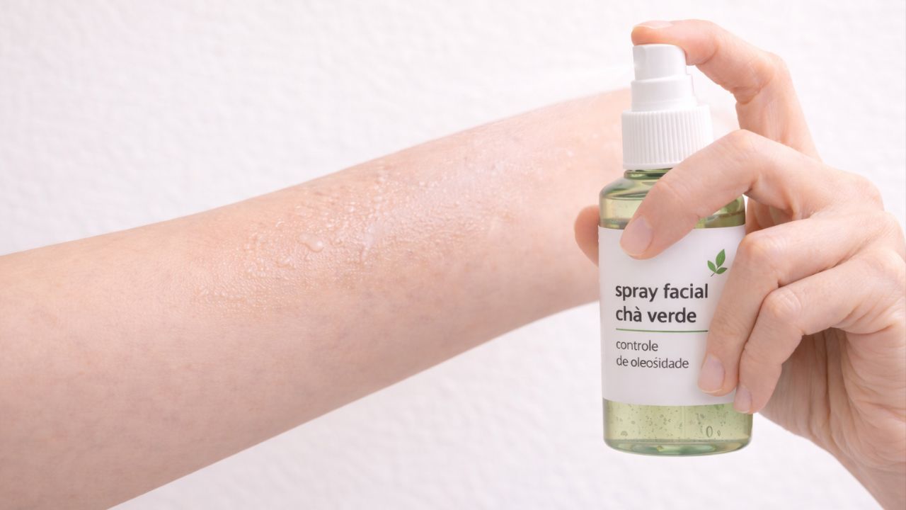 Refrigere o spray de chá verde por até duas semanas e descarte-o se notar alterações.