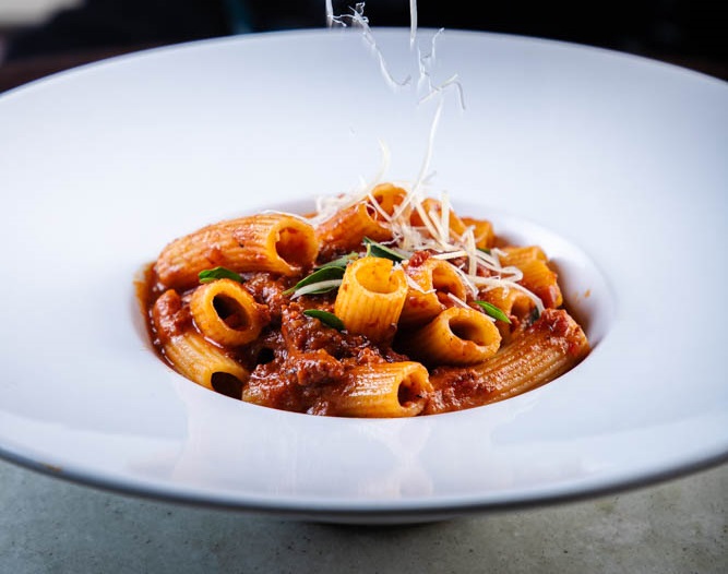 Uma das opções do Riviera durante a semana é o Rigatoni com ragu de linguiça (R$ 55)